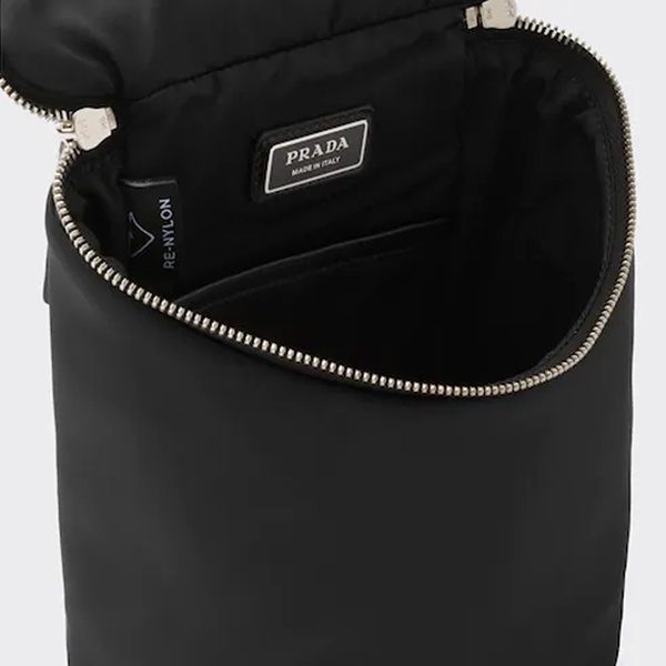 【プラダ 偽物】22SS Re-Nylon xレザー ショルダーバッグ ロゴ入り